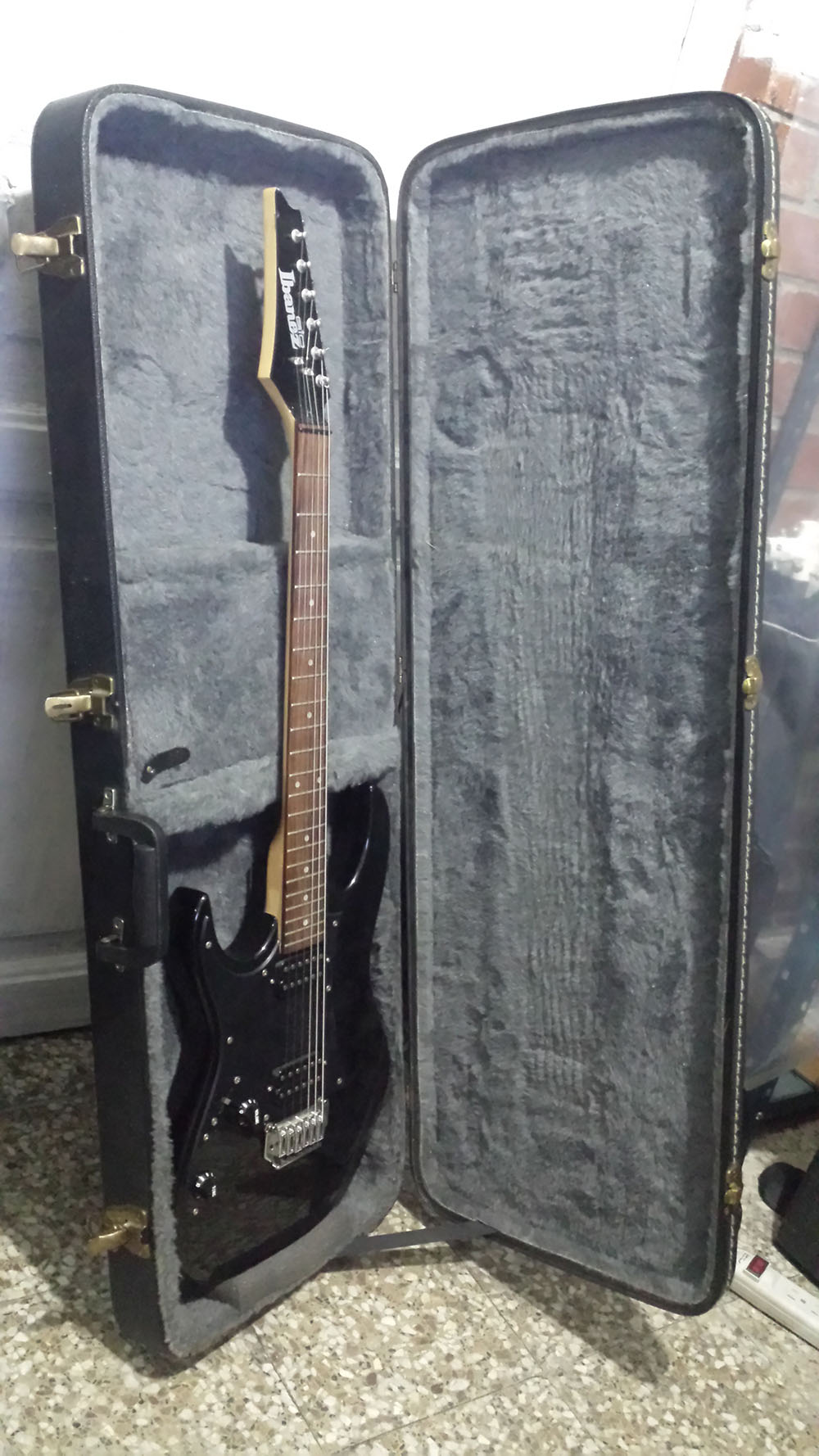 Guitarra Lefty Ibanez Con case duro 1000x